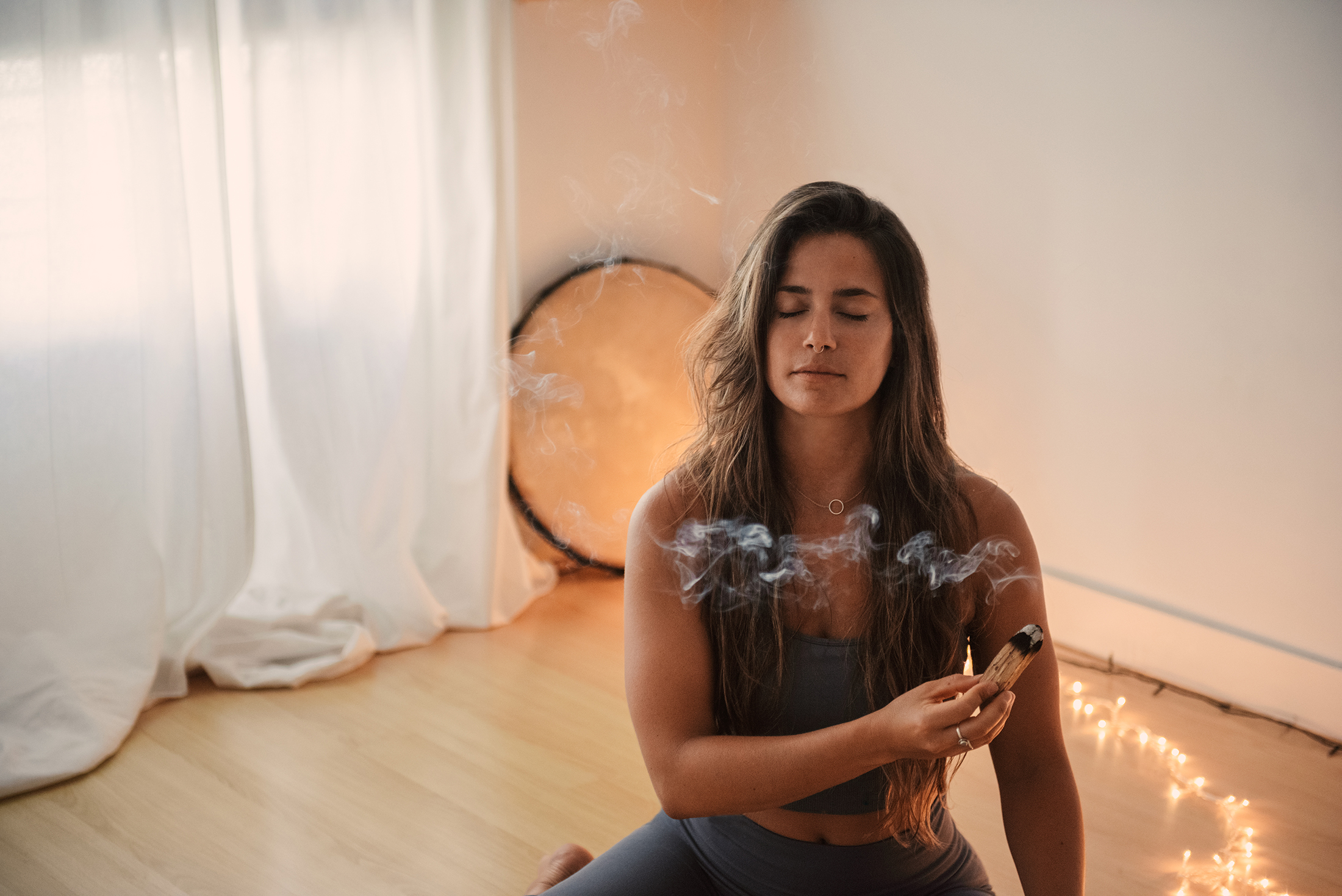 mujer tumbada relajándose antes de dormir con una meditación guiada