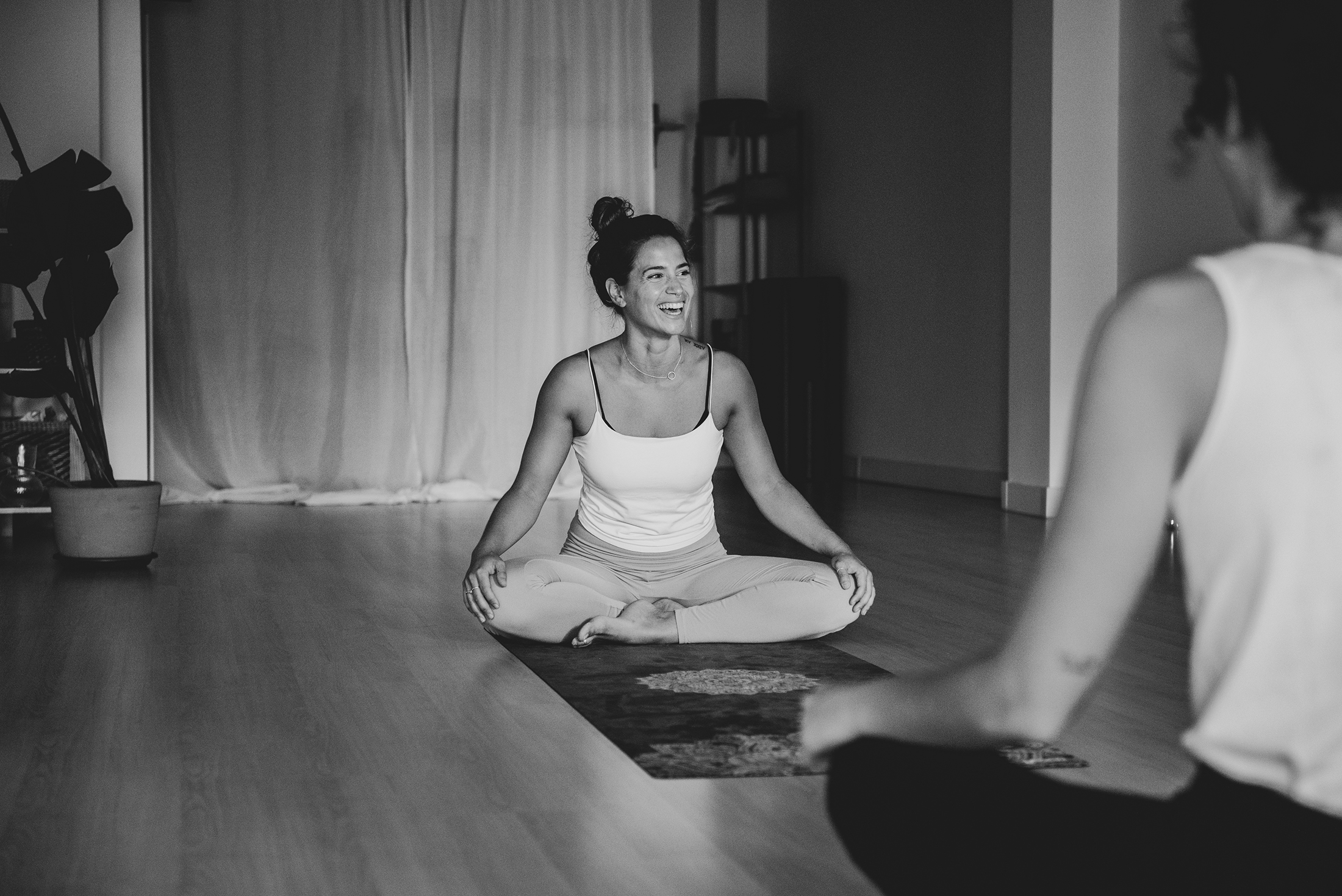 Cris, profesora de yoga en Chiclana, sonriendo en la shala