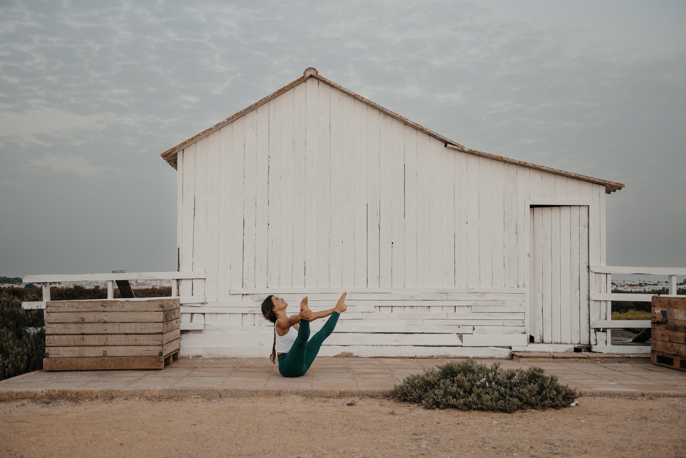 Cris practicando ashtanga yoga en Chiclana de la Frontera