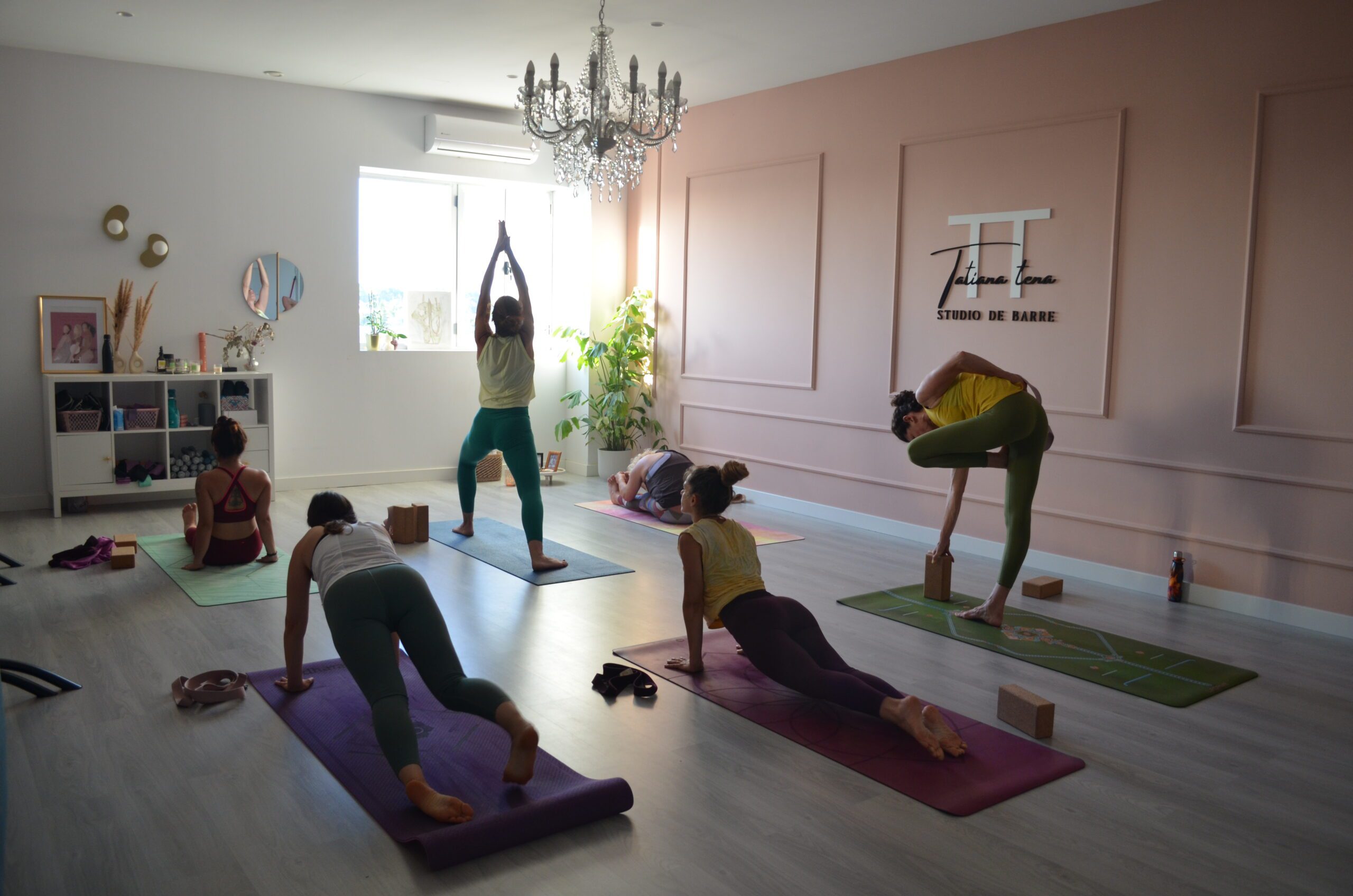 sala de yoga luminosa en Chiclana con las esterillas preparadas