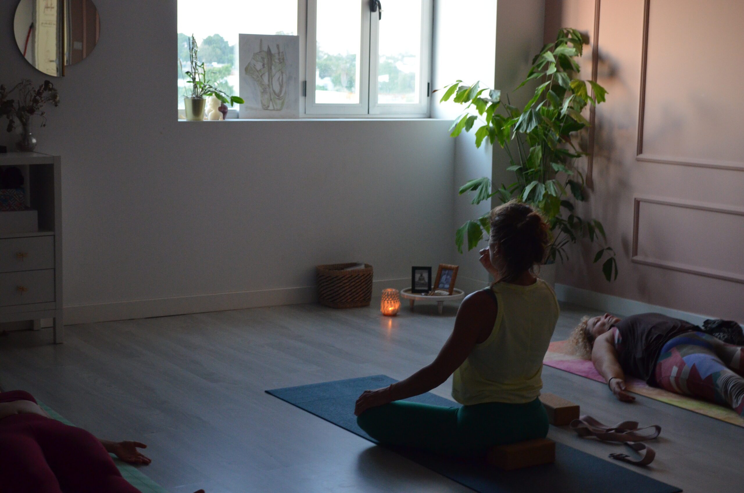 Cris guiando una clase de ashtanga yoga en Chiclana