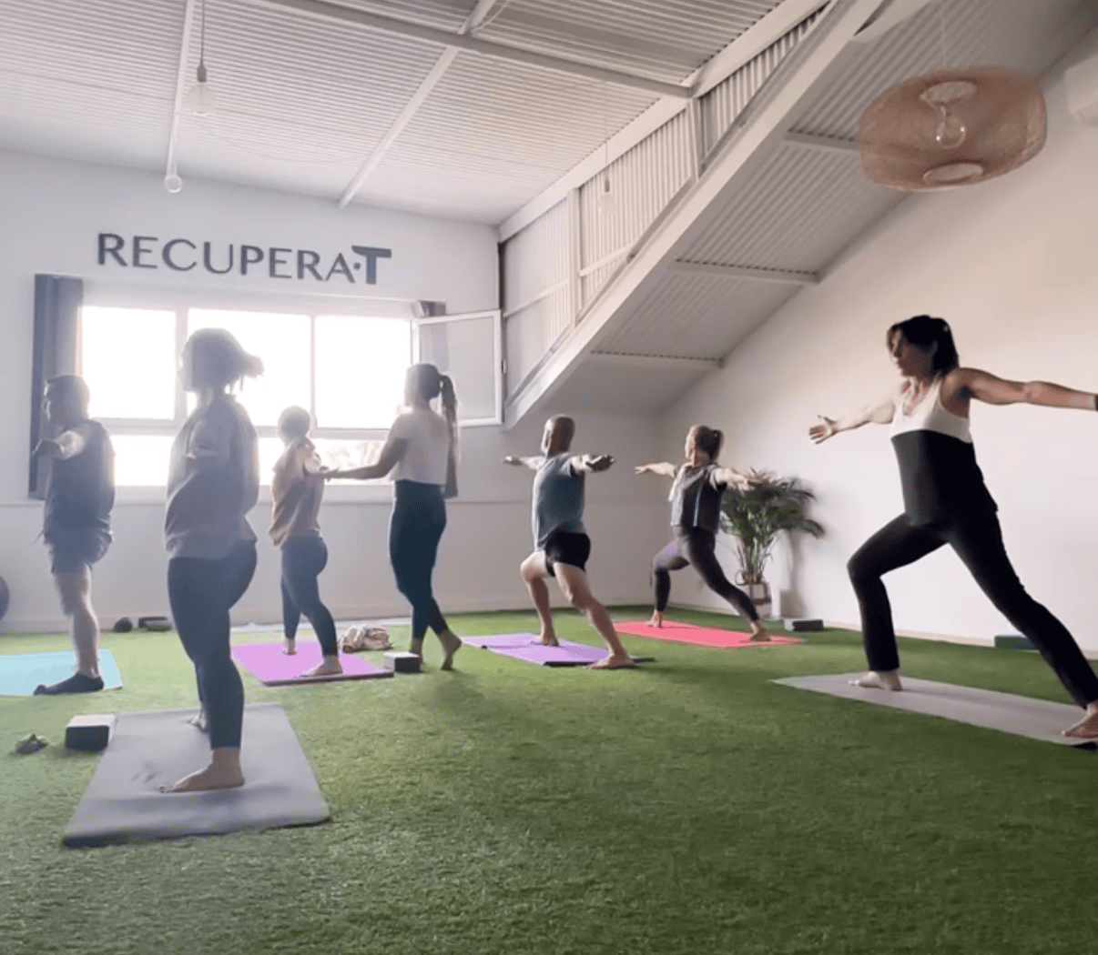 espacio de yoga en Conil preparado para la clase de hatha vinyasa